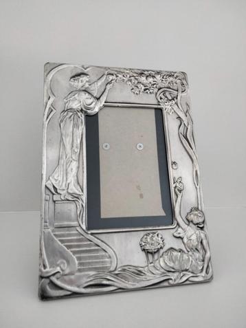 Jugendstil Art Nouveau revival fotokader beschikbaar voor biedingen