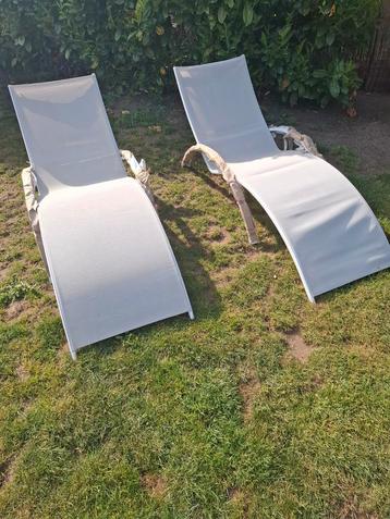 Witte ligstoelen beschikbaar voor biedingen