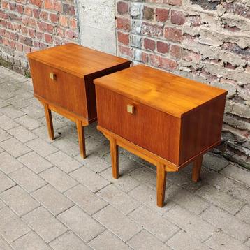 Vintage teakhouten nachtkastjes uit de jaren 60  beschikbaar voor biedingen