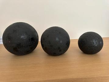 Trois boules décoratives en pierre  disponible aux enchères