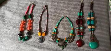 verschillende tibetaanse halskettingen 