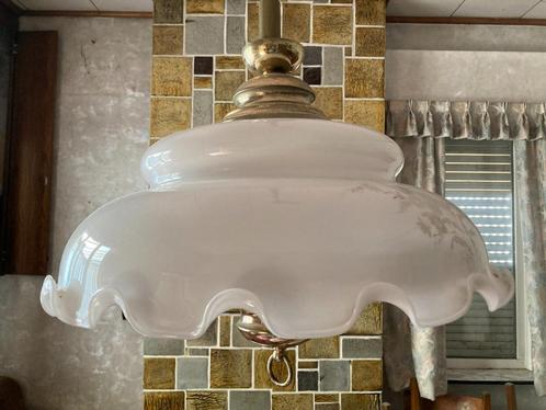 vintage luster/luchter met kap in melkglas (versierd), Huis en Inrichting, Lampen | Hanglampen, Zo goed als nieuw, 50 tot 75 cm