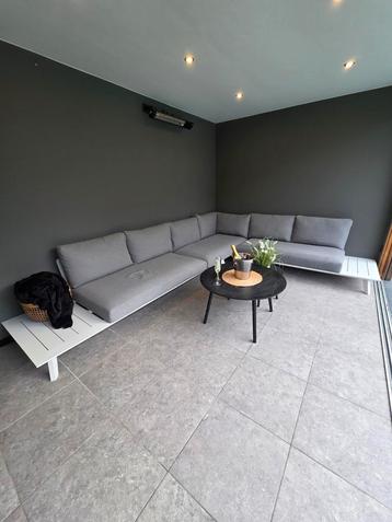 Moderne hoeksalon voor binnen of buiten. beschikbaar voor biedingen