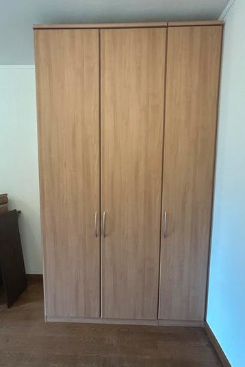 MOET VRIJDAG WEG: Prachtige kleerkast (geen IKEA) beschikbaar voor biedingen