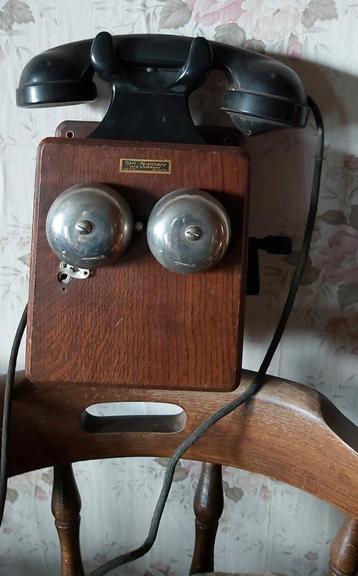 Vintage Oude telefoon uit mahonie hout beschikbaar voor biedingen