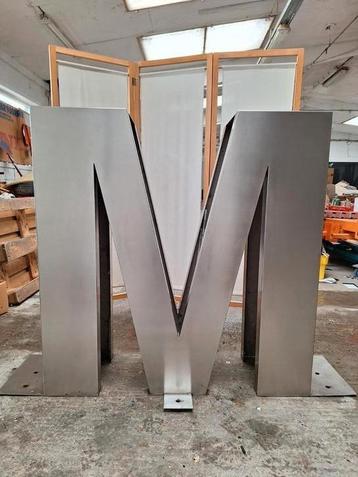 Prachtig M logo in Inox beschikbaar voor biedingen