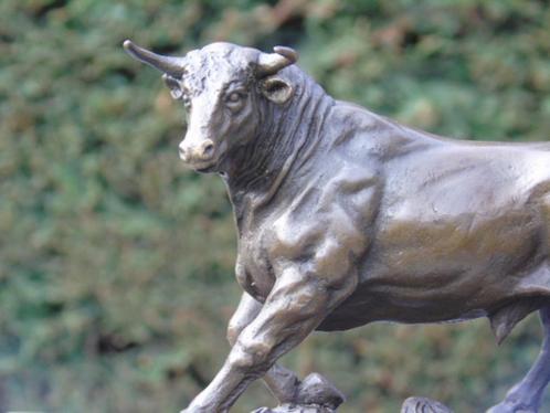 bronzen beeld van een stier op een gesigneerde marmeren sokk, Antiek en Kunst, Antiek | Brons en Koper, Brons, Ophalen
