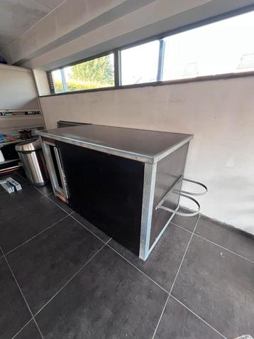 Geïsoleerd hondenhok in betonplex – robuust, hygiënisch beschikbaar voor biedingen