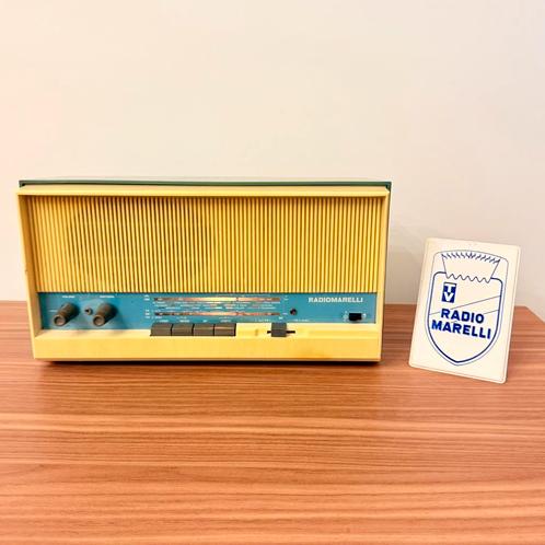 VINTAGE ITALIAANSE BUIZENRADIO RADIOMARELLI RD230 1962 FM, Antiek en Kunst, Antiek | Tv's en Audio, Verzenden