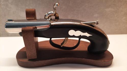 Vintage pistool aansteker met houten staander, Verzamelen, Rookartikelen, Aanstekers en Luciferdoosjes, Zo goed als nieuw, Aansteker