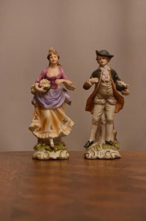 statue en biscuit - couple avec panier de fleurs - 20cm, Antiquités & Art, Art | Sculptures & Bois, Envoi