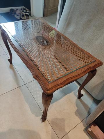 Salontafel glazen blad en riet beschikbaar voor biedingen