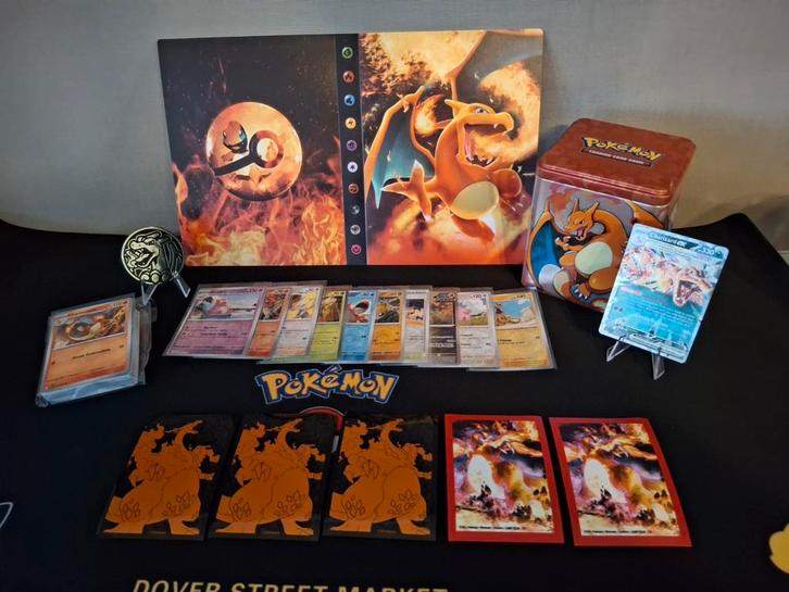 Charizard set met map en vele extra's, Hobby en Vrije tijd, Verzamelkaartspellen | Pokémon, Zo goed als nieuw, Ophalen of Verzenden