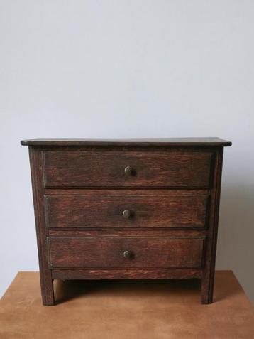 Antiek miniatuur houten ladekastje - rond 1900 beschikbaar voor biedingen