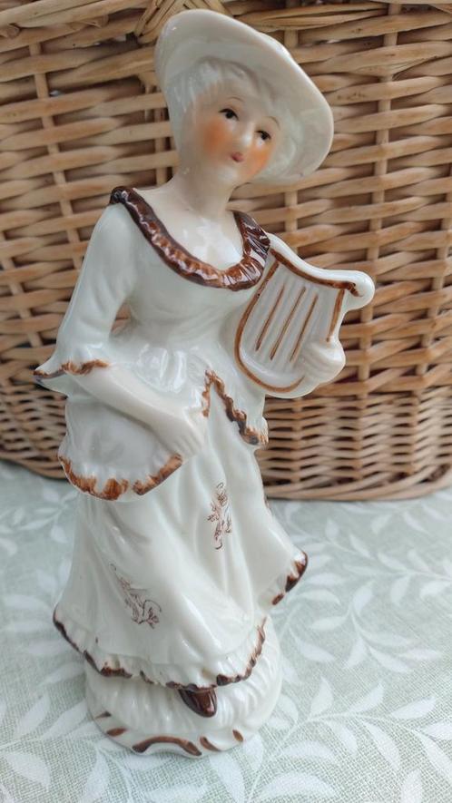 Figure féminine en porcelaine (figurine) avec harpe, Antiquités & Art, Antiquités | Porcelaine, Enlèvement ou Envoi