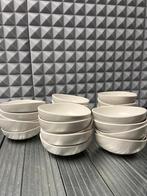 Gezellige en trendy set van 29 witte porseleinen schalen, Ophalen, Zo goed als nieuw, Bord(en), Effen