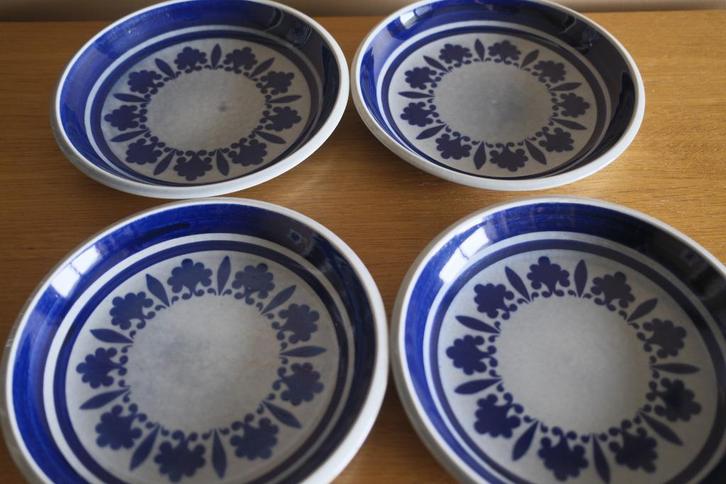 Lot de quatre assiettes à dessert Baltic(bleu)Boch, Antiquités & Art, Curiosités & Brocante, Enlèvement ou Envoi