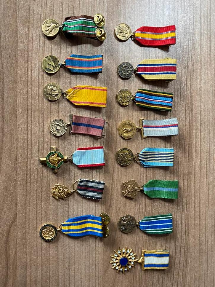 Mooi lot van US miniatuur medailles ww2 ea, Verzamelen, Militaria | Tweede Wereldoorlog, Overige soorten, Embleem of Badge, Ophalen