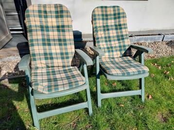 2 verstelbare tuinstoelen met kussens beschikbaar voor biedingen