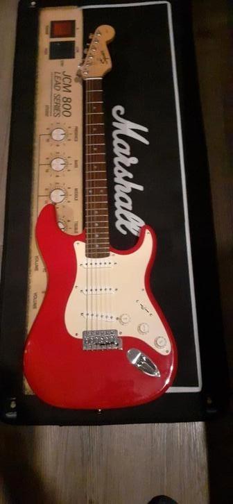 Squier 1998 volledige dikte body en 22 fret nek, Muziek en Instrumenten, Snaarinstrumenten | Gitaren | Elektrisch, Zo goed als nieuw