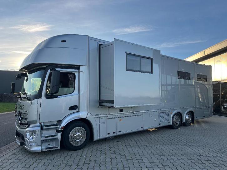 Mercedes AKX 2023 27.000 km paardencamionette paardenwagen, Animaux & Accessoires, Chevaux & Poneys | Semi-remorques & Remorques