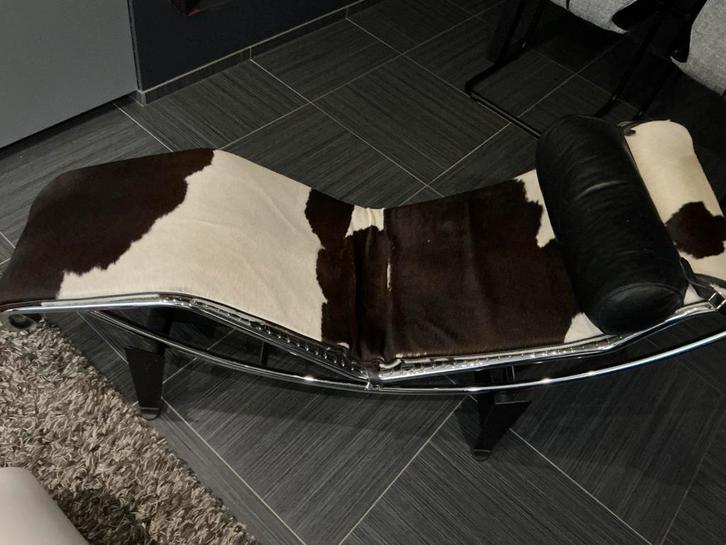 Le Corbusier LC4 - koeienhuid - replica, Huis en Inrichting, Zetels | Zetels en Chaises Longues, Gebruikt, Eenpersoons, Leer, Metaal