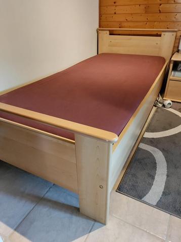 Slaapkamer: bed met meerdere kasten in erg goede staat beschikbaar voor biedingen