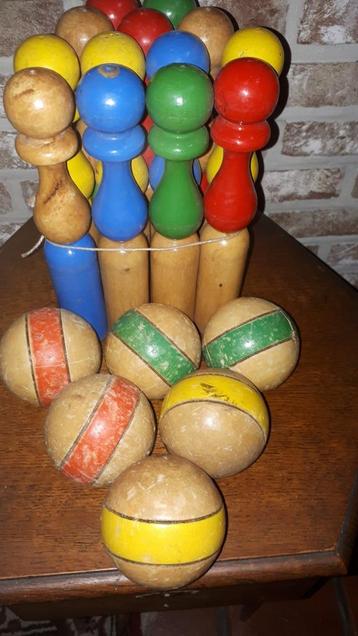 13 vintage Franse houten gekleurde kegels + 6 houten ballen beschikbaar voor biedingen