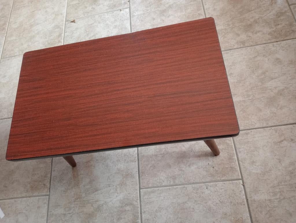 Table basse fleurie des années 60, Enlèvement