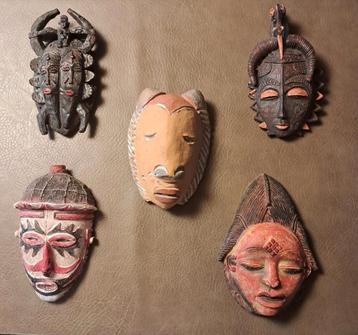 5 oude maskertjes 4 in hout ,1 in steen 