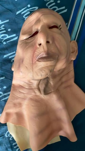 oude man masker beschikbaar voor biedingen