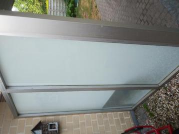 hoekje afsluiting met deur in melkglas met aluminium  beschikbaar voor biedingen