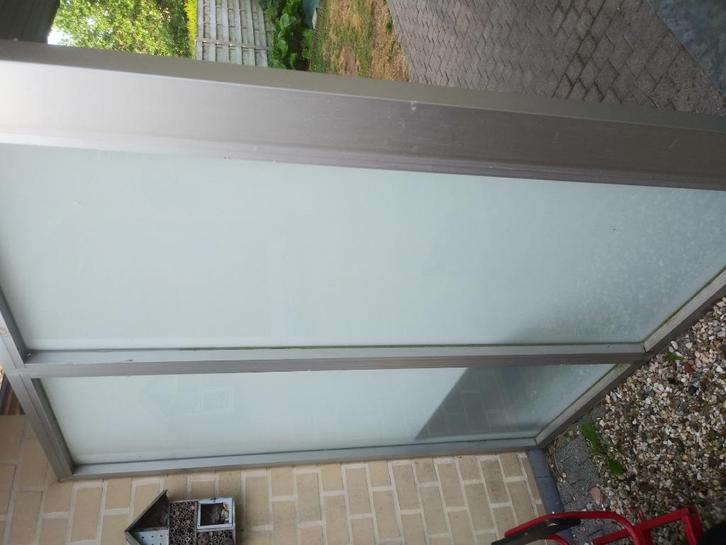 hoekje afsluiting met deur in melkglas met aluminium, Tuin en Terras, Tuinhekken en Hekwerk, Gebruikt, Overige typen, Aluminium
