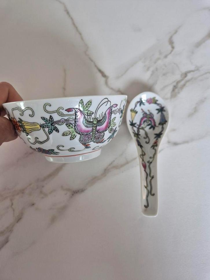 Handgeschilderde Chinese rijstkom met lepel, Antiek en Kunst, Curiosa en Brocante, Ophalen of Verzenden