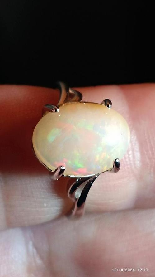 Sterling zilveren ring met grote Ethiopische opaal, Handtassen en Accessoires, Ringen, Nieuw, Dame, Zilver, Zilver, Met edelsteen