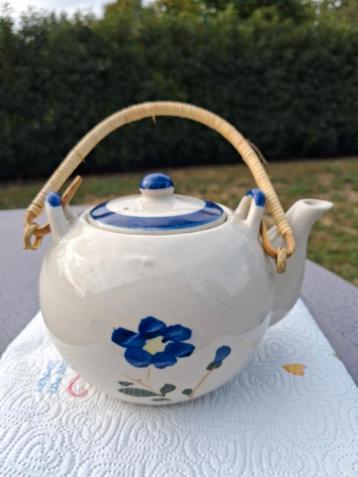 Theepot (wit met blauw) en 6 kopjes beschikbaar voor biedingen