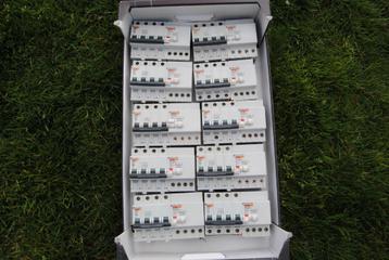10 zekeringen Merlin Gerin met differentieel blok (VIGI), Doe-het-zelf en Bouw, Ophalen, Gebruikt