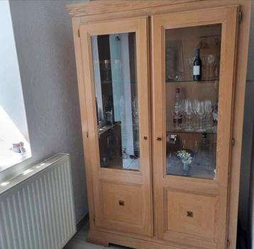 Vitrine kast beschikbaar voor biedingen