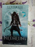 De Nieuweling - Taran Matharu, Boeken, Ophalen of Verzenden, Gelezen, Fictie