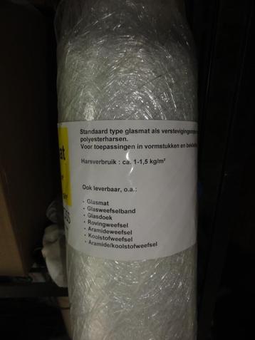 Glasmat ( polyester) en benodigdheden beschikbaar voor biedingen