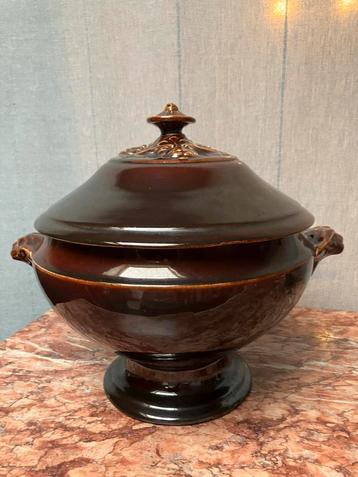 Antieke decoratieve serveerkom beschikbaar voor biedingen