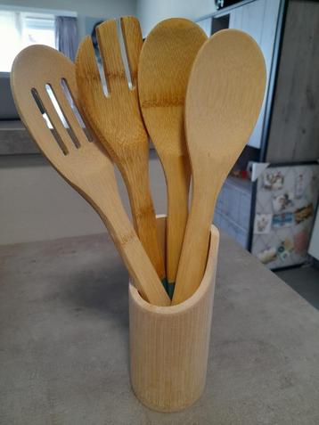 Houten lepel houder beschikbaar voor biedingen