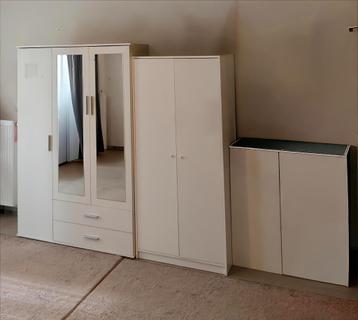 Witte IKEA-kasten — elegantie en praktische opbergruimte beschikbaar voor biedingen