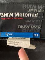 Alpinstar-broek en BMW-motorjas.