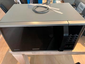Four micro-ondes Samsung MS 23 K 3513 AS