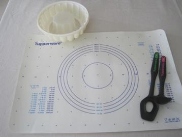 lot Tupperware bakmat, puddingvorm en lepels beschikbaar voor biedingen