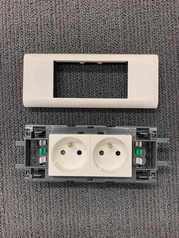 Legrand DLP Mosaic dubbel stopcontact beschikbaar voor biedingen