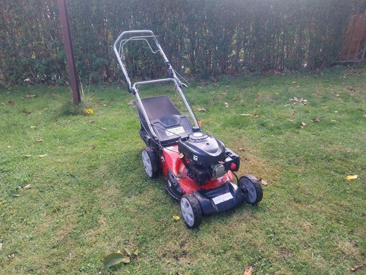 Grasmaaier werkend moet nu weg, Tuin en Terras, Grasmaaiers, Zo goed als nieuw, Benzine-grasmaaier, 40 t/m 49 cm, Cirkelmaaier