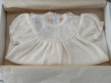 Robe de bébé ou de baptême en écru avec dentelle, Enlèvement