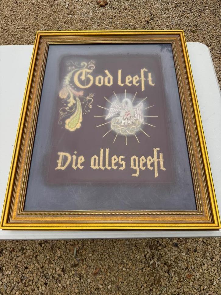 devotie Kader Borduurwerk God Leeft Die Alles Geeft, Verzamelen, Religie, Gebruikt, Christendom | Katholiek, Overige typen, Ophalen